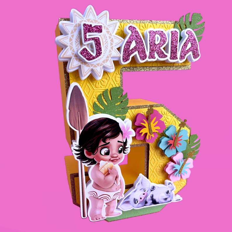 Puede incluir: Adorno para tarta de cumplea&ntilde;os n&uacute;mero 5 de Aria con un personaje de dibujos animados, flores y un cerdo. El n&uacute;mero 5 es amarillo con un patr&oacute;n de pi&ntilde;a y el nombre Aria es de purpurina rosa. El fondo es rosa.