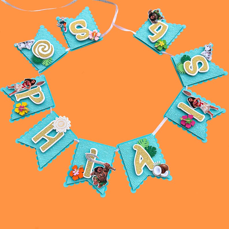 Puede incluir: Una guirnalda turquesa con letras doradas que deletrean "Happy Birthday". La guirnalda presenta personajes de dibujos animados, flores y cocos. Est&aacute; ensartada en una cinta blanca sobre un fondo naranja. Ideal para una fiesta de cumplea&ntilde;os.