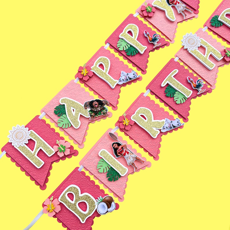Puede incluir: Una pancarta festiva que deletrea "HAPPY BIRTHDAY" en letras doradas con purpurina sobre banderines rosas y rojos. Cada bander&iacute;n presenta acentos florales y de personajes tropicales, incluyendo flores de hibisco, hojas de palma y personajes de dibujos animados. La pancarta est&aacute; ensartada en una cinta blanca sobre un fondo amarillo.