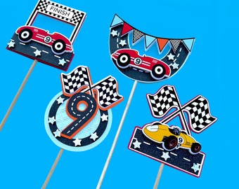 Puede incluir: Cuatro adornos para pasteles con temática de carreras de coches de colores. Los adornos presentan un coche de carreras rojo, un coche de carreras amarillo, una bandera a cuadros y una línea de meta con la palabra "FINISH" impresa en ella.