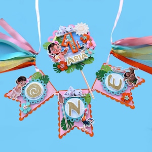 Puede incluir: Una pancarta de cumplea&ntilde;os de Moana rosa y azul con la palabra "ONE" en letras doradas con purpurina. La pancarta tambi&eacute;n presenta un cerdo, un gallo y una flor. La pancarta es perfecta para una fiesta de primer cumplea&ntilde;os.