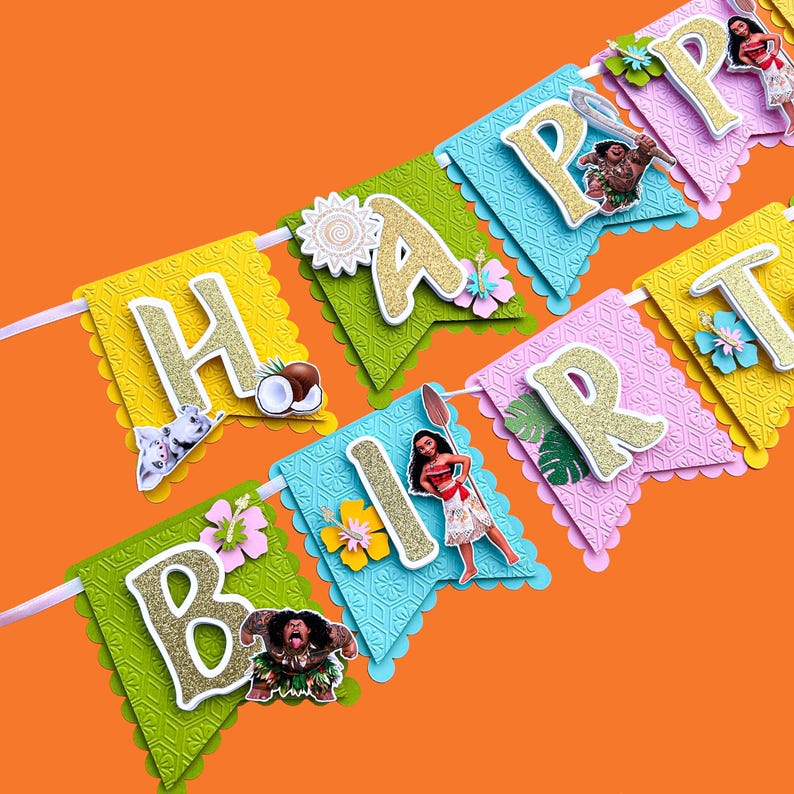 Puede incluir: Una pancarta colorida con la palabra "Feliz cumplea&ntilde;os" en letras doradas con purpurina. Cada letra est&aacute; en una hoja de cartulina separada con un dise&ntilde;o y color diferente. La pancarta presenta personajes de la pel&iacute;cula Moana.