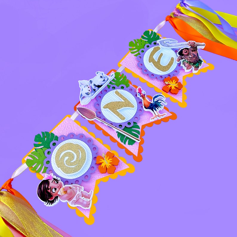 Puede incluir: Una pancarta rosa y morada con la palabra "ONE" en letras doradas con purpurina. La pancarta est&aacute; decorada con hojas tropicales, flores y personajes de la pel&iacute;cula Moana.