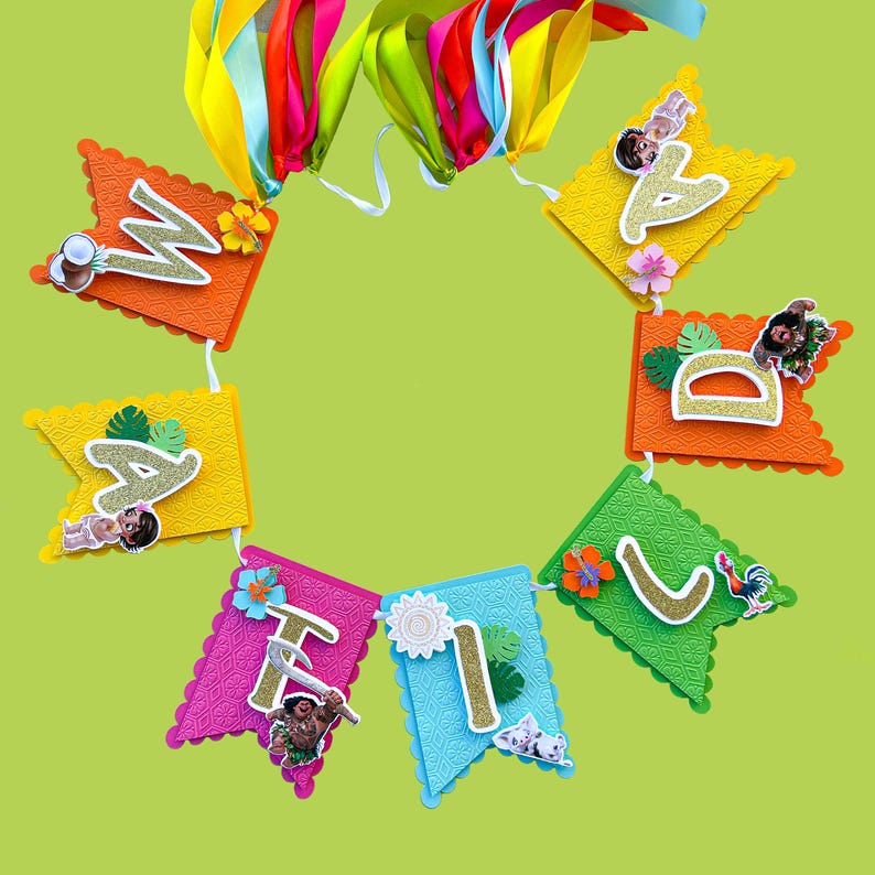 Puede incluir: Una colorida pancarta con las letras "MAUI" en purpurina dorada, cada una en una bandera de diferente color. Las banderas son naranja, amarilla, rosa, azul y verde, con detalles florales y de personajes. La pancarta est&aacute; ensartada con una cinta arco&iacute;ris.