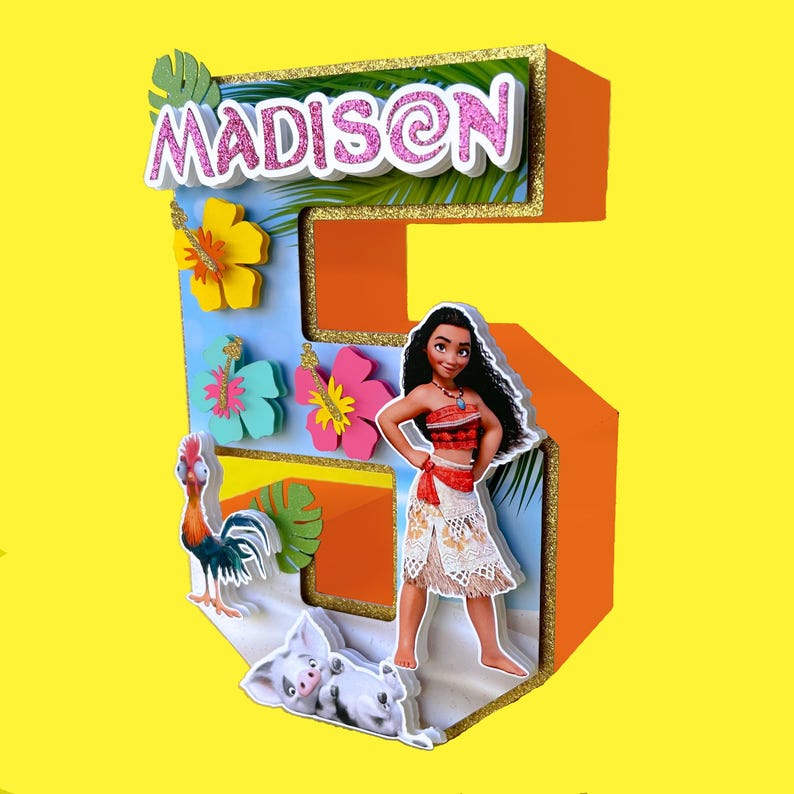 Puede incluir: Decoraci&oacute;n de cumplea&ntilde;os con el n&uacute;mero cinco, colorida y en capas, con el nombre "Madison" en purpurina rosa. Presenta un personaje de Moana, flores, un gallo y un cerdo. El fondo es azul y naranja.
