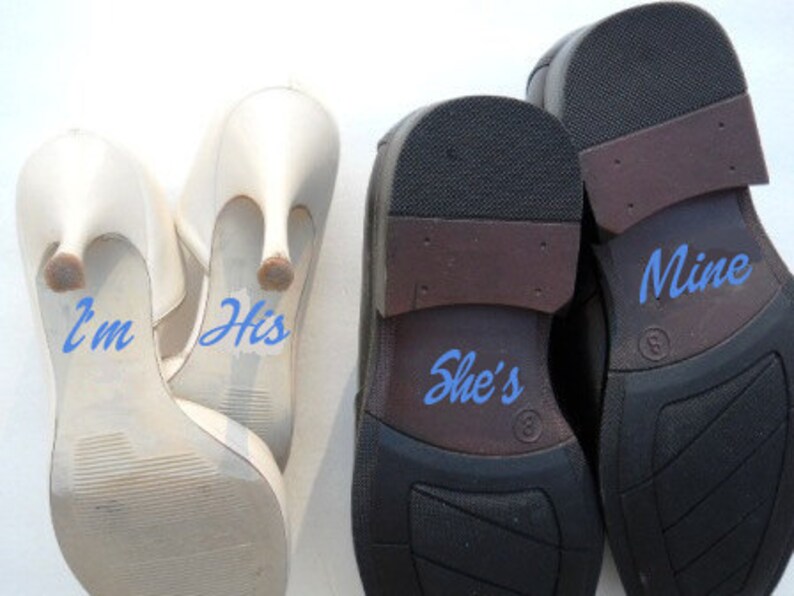 Обувь для дома. Кроссовки на деревянном фоне. Обувь dodo. Shoes picture. Что такое винил для обуви.