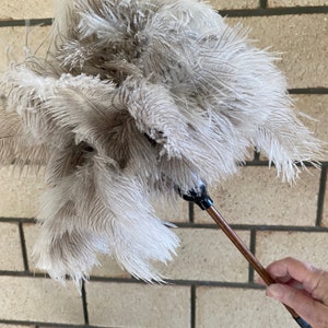 One soft light grey soft floss first grade ostrich feather duster with 20 grm feather head weight