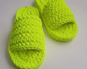 Pantoufles au crochet épaisses jaunes néon audacieuses, chaussons en tricot avec double semelle, chaussons design épais, cadeau de Noël unique fait main