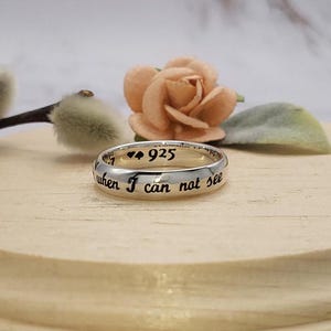 Puede incluir: Un anillo de plata con la inscripci&oacute;n "when I can not see" y el n&uacute;mero "925" en el interior de la banda.