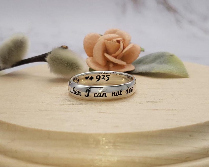 Puede incluir: Un anillo de plata con la inscripci&oacute;n "when I can not see" y el n&uacute;mero "925" en el interior de la banda.