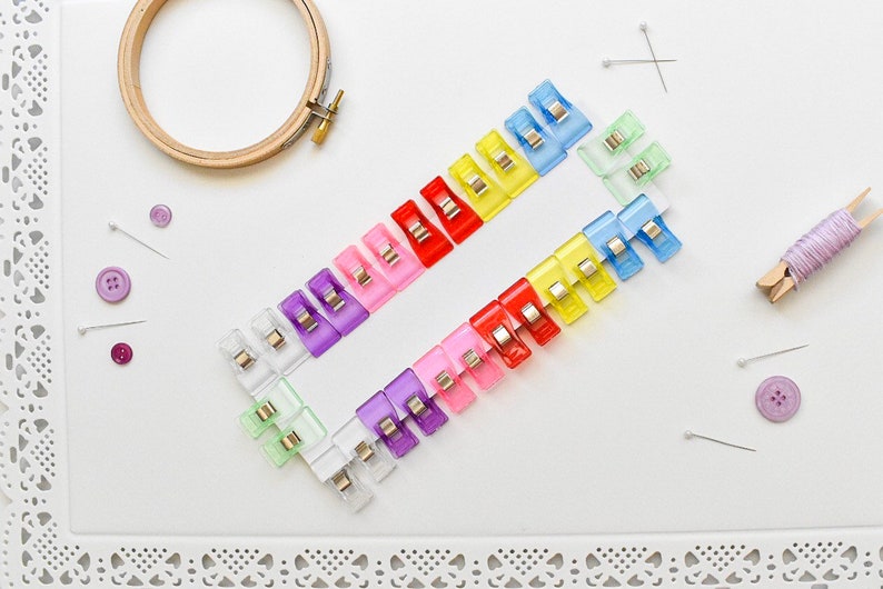 Pack of 28 Mini Quilters Clips Pin /& Needle Alternative Plastic Clips 28 Mini Sewing Clips Knitting Crochet Clips Approx 33mm x 18mm