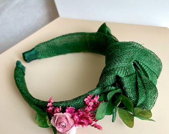 Diadema de sinamay para invitada en verde / rosa / tocado
