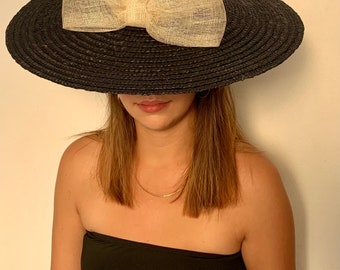 Pamela - canotier negra de ala ancha con lazada frontal
