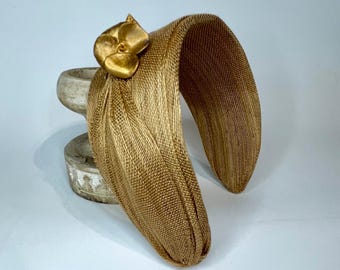 Diadema de sinamay para invitada en oro / camel / tocado