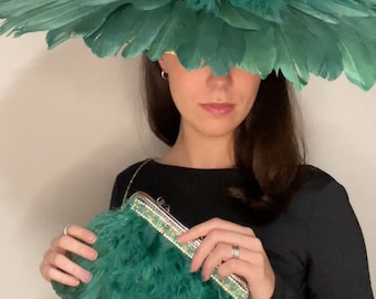 Pamela y bolso de plumas verde / boda / invitada / novia/ ceremonia