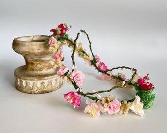 Corona de flores silvestres, lirios y paniculata preservada para Comunión, arras o novia