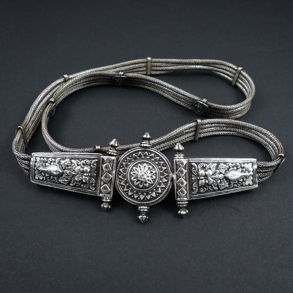 Old High Grade Silver Indian Belt.  Repousse silver and silver mesh/woven belt.  Maharashtra India.