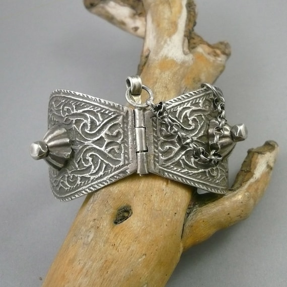 Old silver hallmarked anklet from Fez, Morocco.