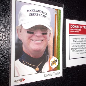 1-Excelente TARJETA DE BÉISBOL Novato ! Presidente Trump 45 M.A.G.A. Sombrero/Gorra Menta/Excelente aceo rp pe Souvenir 3.5 x 2.5 USA