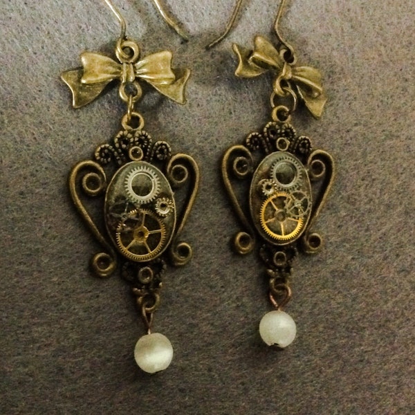 Boucles d'oreilles à petit noeud et engrenages steampunk "tweedle"