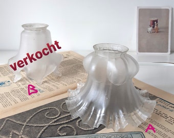 Abażur tulipanowy z francuskiego szkła mlecznego w stylu vintage, z falowaną krawędzią w stylu art déco