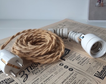 Upcycled lamp, gemaakt van antieke porseleinen schrikdraad isolator en jute twisted snoer. Vintage. Light. Handmade. Dutch Design.