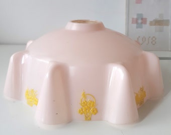 Retro baby licht roze met geel hard plastic lampenkap voor kinderkamer of babykamer. Mooie schulprand.
