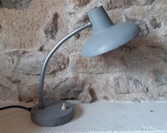 Metalowa lampa biurowa z połowy wieku, verstelbaar en zwart snoer uit Frankrijk. Vintage Design Vijftiger Jaren.