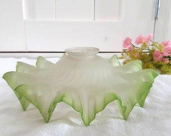 Abażur z opalowego szkła w kolorze limonkowej zieleni w stylu art déco, Francja