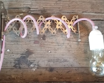 Lampa metalowa z recyklingu w kształcie harmonijki francuskiej, czerwono-biały przewód, holenderski design