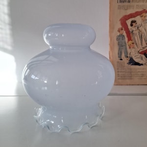 Prachtige lichtblauwe melkglazen geschulpte  lampenkap uit Frankrijk. Dateert uit 1950. Perfecte staat.