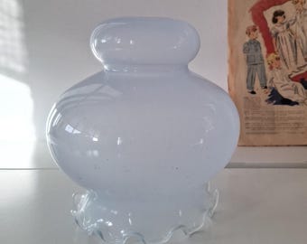 Prachtige lichtblauwe melkglazen geschulpte lampenkap uit Frankrijk. Dateert uit 1950. Perfecte staat.