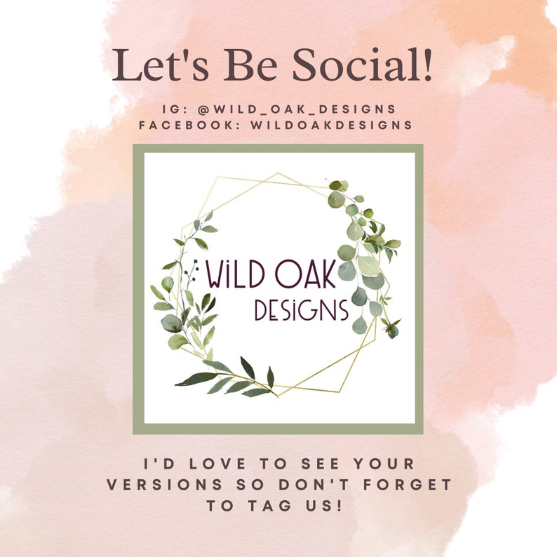 Może przedstawiać: Tło akwarelowe z zielonym wieńcem z liści i złotą geometryczną ramą. Tekst "WILD OAK DESIGNS" znajduje się wewnątrz ramy. Tekst "Let's Be Social!" znajduje się w g&oacute;rnej części obrazu. Tekst "IG: @WILD_OAK_DESIGNS" i "FACEBOOK: WILDOAKDESIGNS" znajduje się pod wieńcem. Tekst "I'D LOVE TO SEE YOUR VERSIONS SO DON'T FORGET TO TAG US!" znajduje się w dolnej części obrazu.