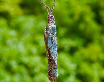 Rohe Kyanit Wire Wrapped Halskette