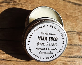 Le "Miam Coco", baume à lèvres hydratant et nourrissant à l'huile de coco bio, beurre de cacao, cire d'abeille et arôme naturel de coco