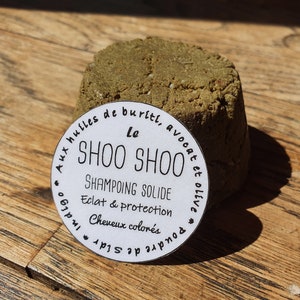 Le "Shoo Shoo cheveux colorés, éclat et protection", shampoing solide à l'huile d'olive, coco, amande douce et poudres ayurvédiques