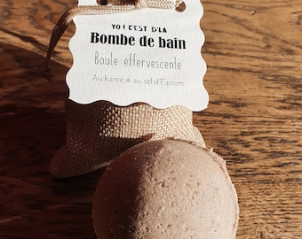 La bomba de baño efervescente "¡Eh! ¡Es una bomba de baño!" con manteca de karité y relajantes sales de Epsom, en el aroma que elijas.