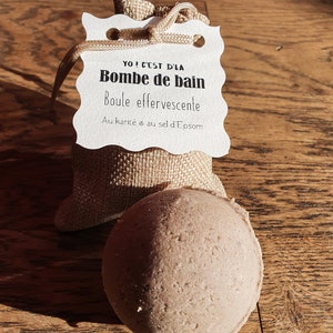 La boule de bain effervescente "Yo ! C'est d'la bombe de bain !" au beurre de karité et au sel d'Epsom relaxant, parfumée au choix
