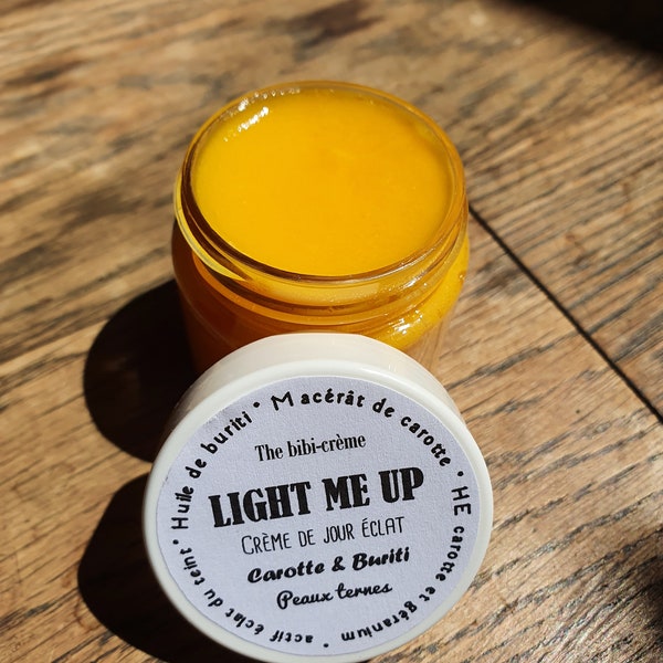 La "LIGHT ME UP", crème de jour éclat du teint à l'huile de buriti, au macérât de carotte et huile essentielle de géranium peaux ternes