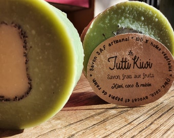 "Tutti Kiwi", a superfatted handmade soap made fresh cold with vegetable oils and scented with fruit