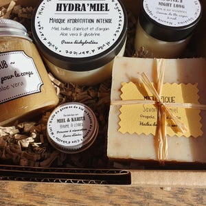 "Bee-box" gift set, complete honey-based skincare image 3
