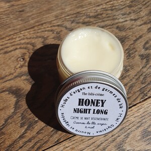 May include: A white jar with a black and white label that reads "The bibi-cr&egrave;me Honey Night Long Cr&egrave;me de Nuit R&eacute;g&eacute;n&eacute;rante Germes de bl&eacute;, argan & miel".