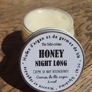 May include: A silver tin with a white label that reads "The bibi-cr&egrave;me Honey Night Long Cr&egrave;me de Nuit R&eacute;g&eacute;n&eacute;rante Germes de bl&eacute;, argan & miel Nourrit et r&eacute;g&eacute;n&egrave;re Miel Glycerine".