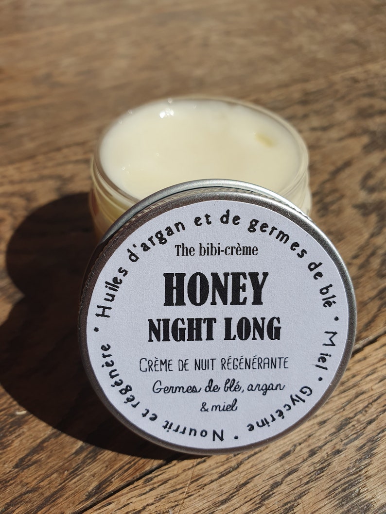 May include: A silver tin with a white label that reads "The bibi-cr&egrave;me Honey Night Long Cr&egrave;me de Nuit R&eacute;g&eacute;n&eacute;rante Germes de bl&eacute;, argan & miel Nourrit et r&eacute;g&eacute;n&egrave;re Miel Glycerine".