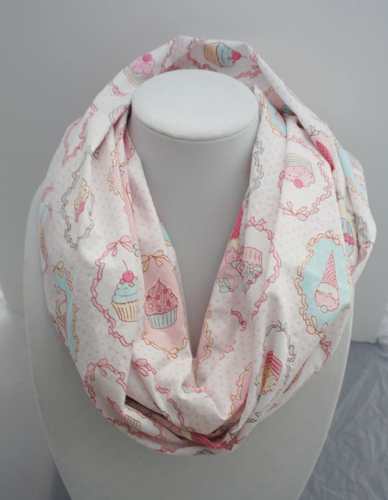 Foulard infini avec des patisseries, foulard rose, macarons, foulard kawaii, foulard pour adolescente image 3