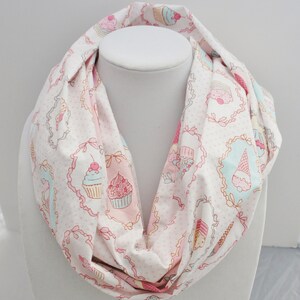 Foulard infini avec des patisseries, foulard rose, macarons, foulard kawaii, foulard pour adolescente image 4