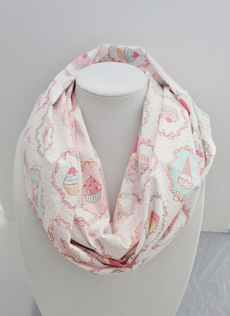 Foulard infini avec des patisseries, foulard rose, macarons, foulard kawaii, foulard pour adolescente image 4