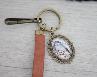 Keychain with  vintage cabochon. A really cute charm with a vintage picture of bird. Really girly.  The perfect as a Mori jewelry. Keychain.