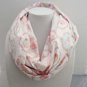 Foulard infini avec des patisseries, foulard rose, macarons, foulard kawaii, foulard pour adolescente image 1