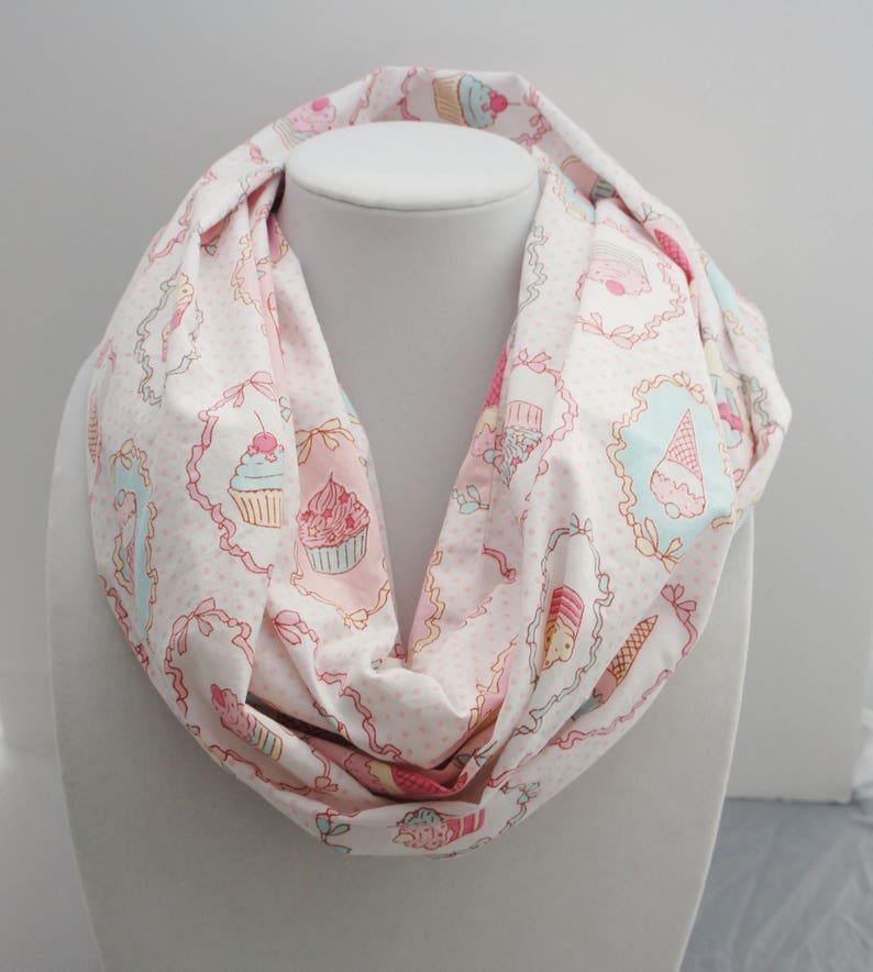 Foulard infini avec des patisseries, foulard rose, macarons, foulard kawaii, foulard pour adolescente image 1